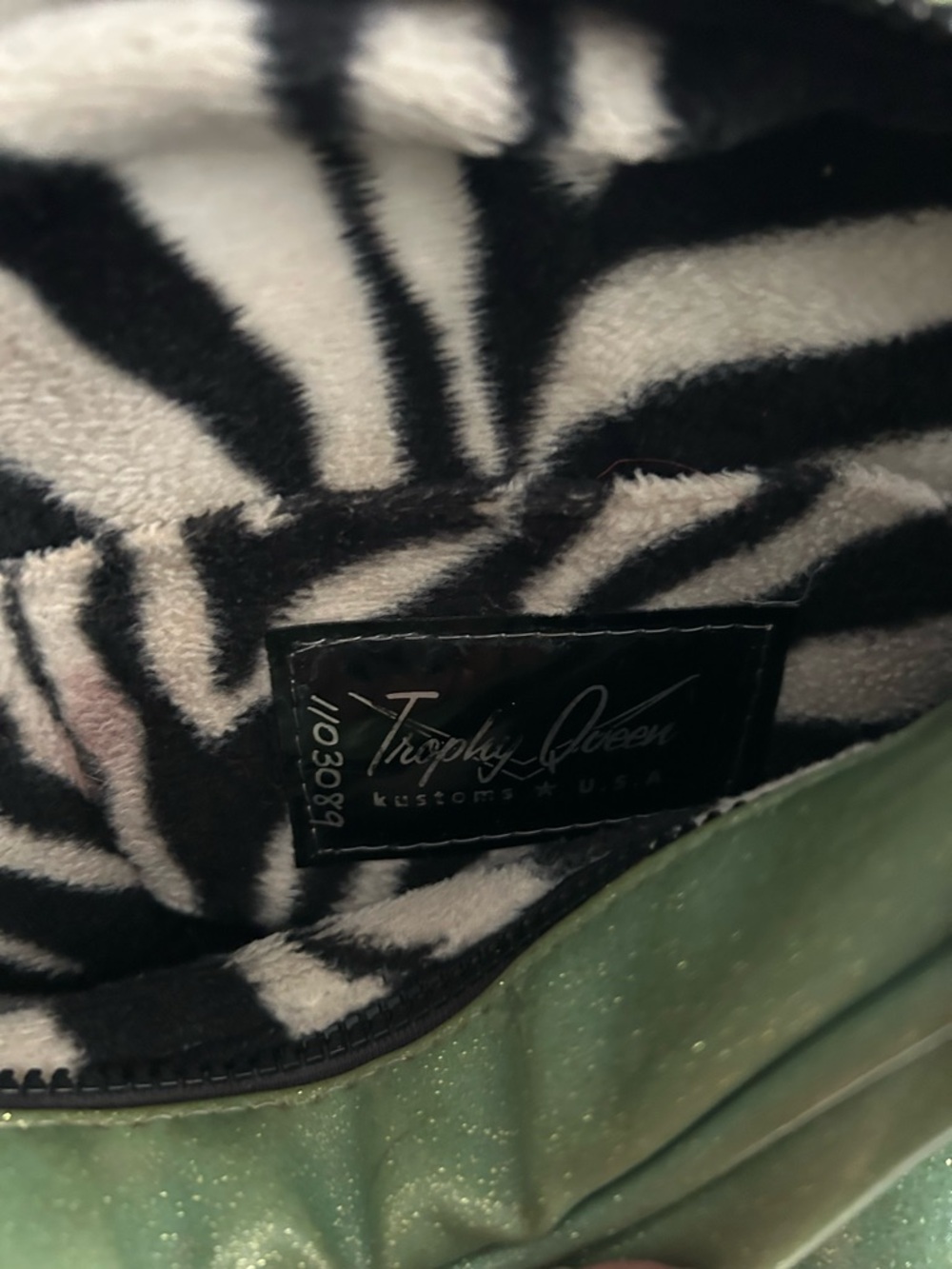 Trophy Queen Green Shoulder Bag with Silver Handles - Picture 11 of 12